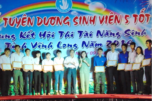 Trao giấy khen cho các sv đạt danh hiệu Sinh viên 5 tốt cấp tỉnh